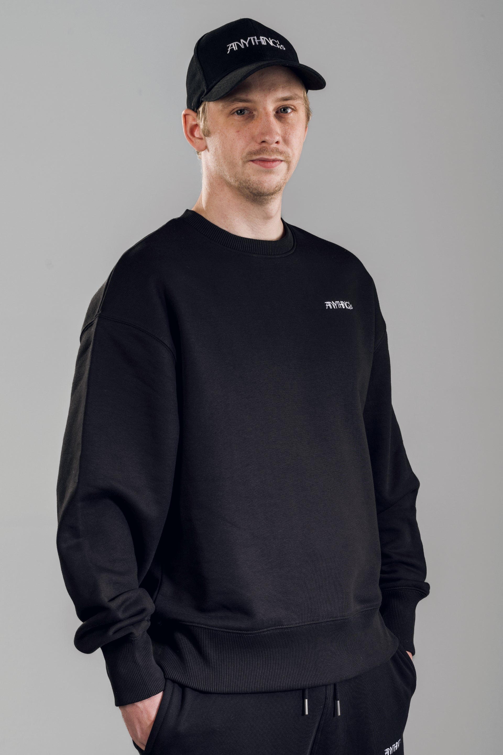 '24 ClASSiC Sweater - Black
