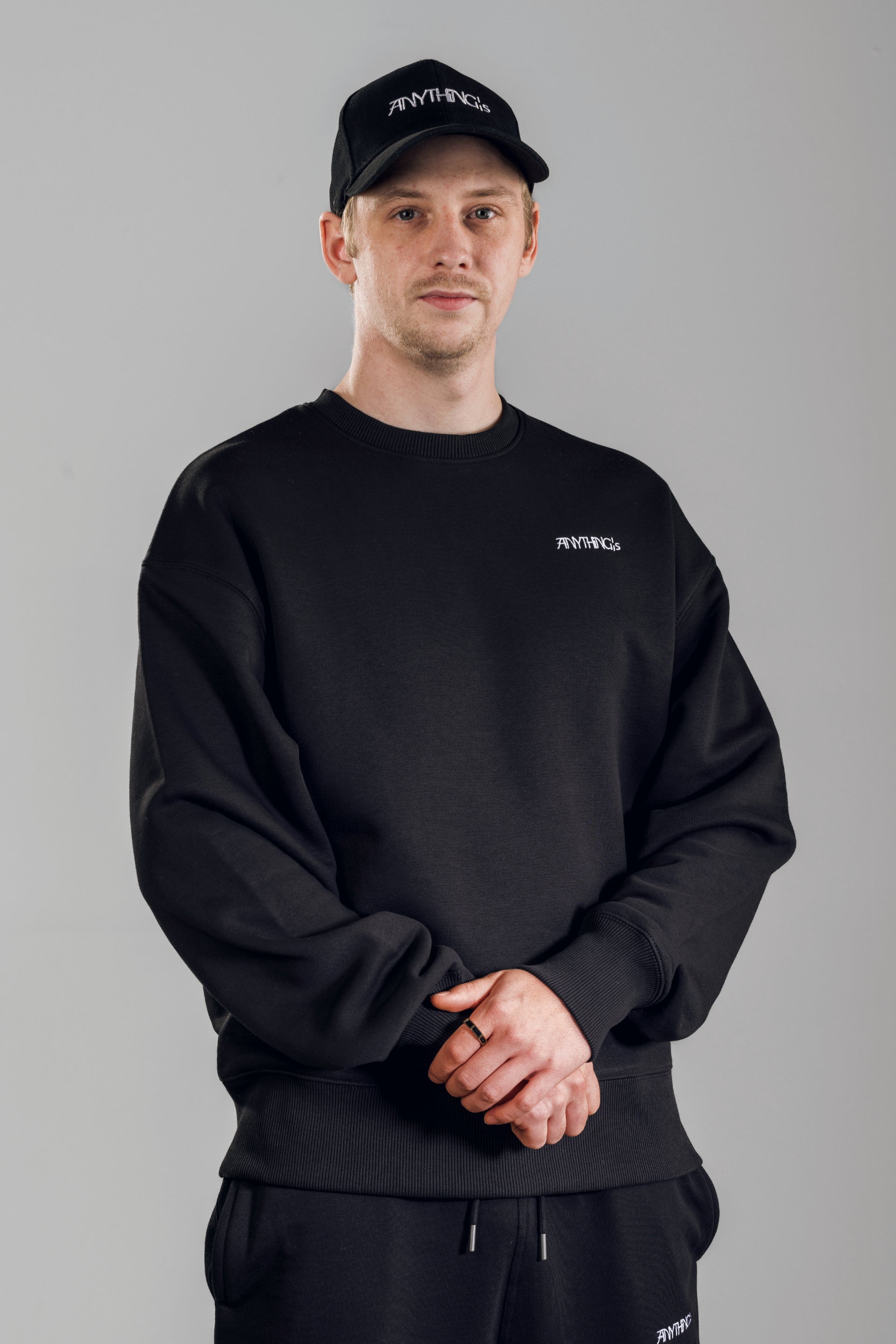 '24 ClASSiC Sweater - Black
