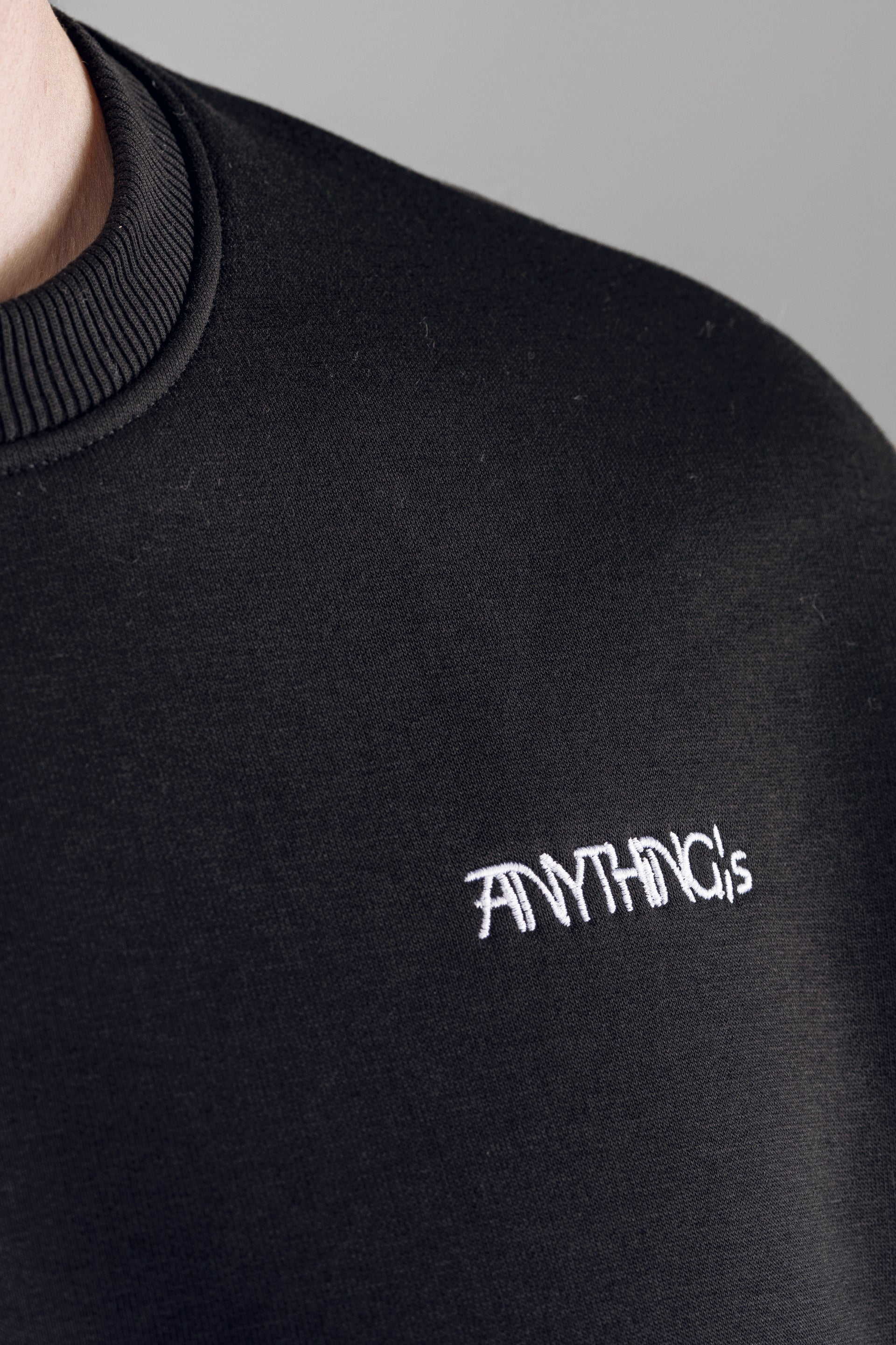 '24 ClASSiC Sweater - Black