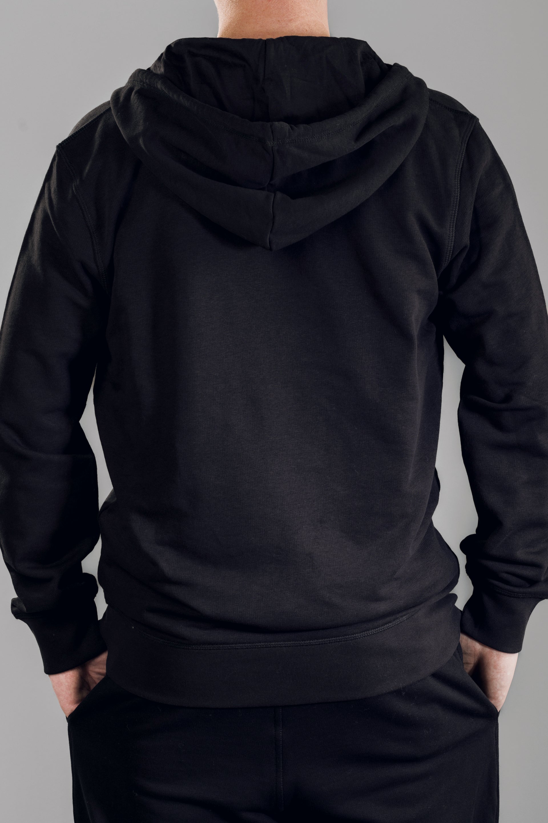 '24 ClASSiC Zip - Black